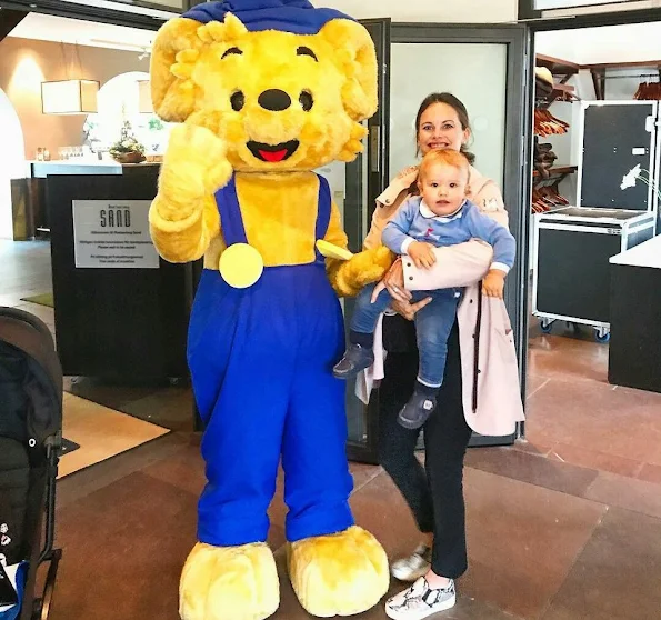 Princess Sofia and Prince Alexander of Sweden visited the Restaurang Sand. Bamse the Bear