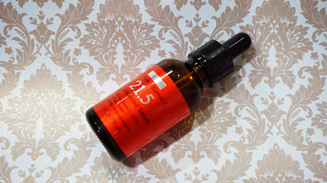 The best Vitamin C serum for a glowing and bright healthy skin. It helps to reduce fine lines, improved acne scars and fade away the dullness on the skin.