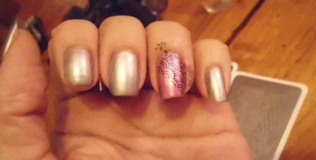 manicura plateada y rosa