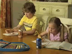 Ungeschickte Kinder beim malen - Hausaufgaben machen im Kinderzimmer