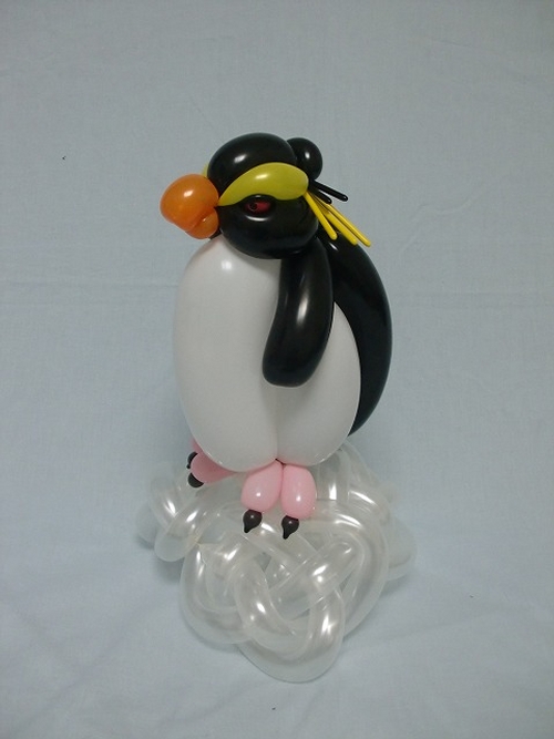 30-Rockhopper-Penguin-Masayoshi-Matsumoto-isopresso-3D-Balloon-Sculptures-Animals-Insects-and-Human-www-designstack-co