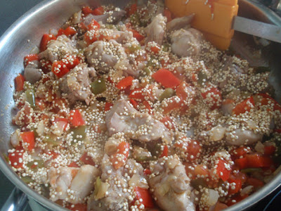 Preparación de quinoa con pimientos y conejo