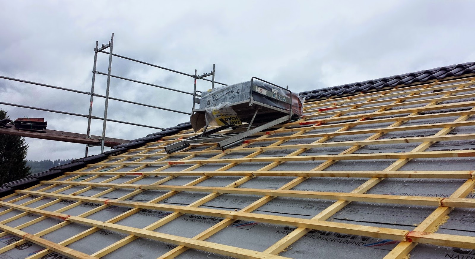Unser Architektenhaus in AK: Samstagsarbeit Dachdecker