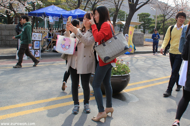 Chicas coreanas sacándose una foto selka