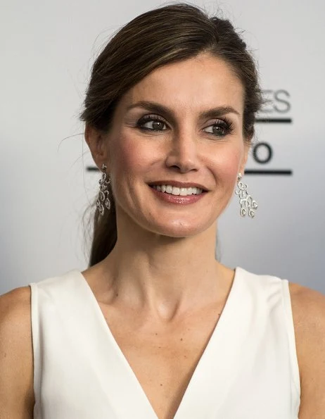 Queen Letizia wore Massimo Dutti White Jumpsuit and Magrit Sandals, carried Magrit clutch bag, coolook earrings