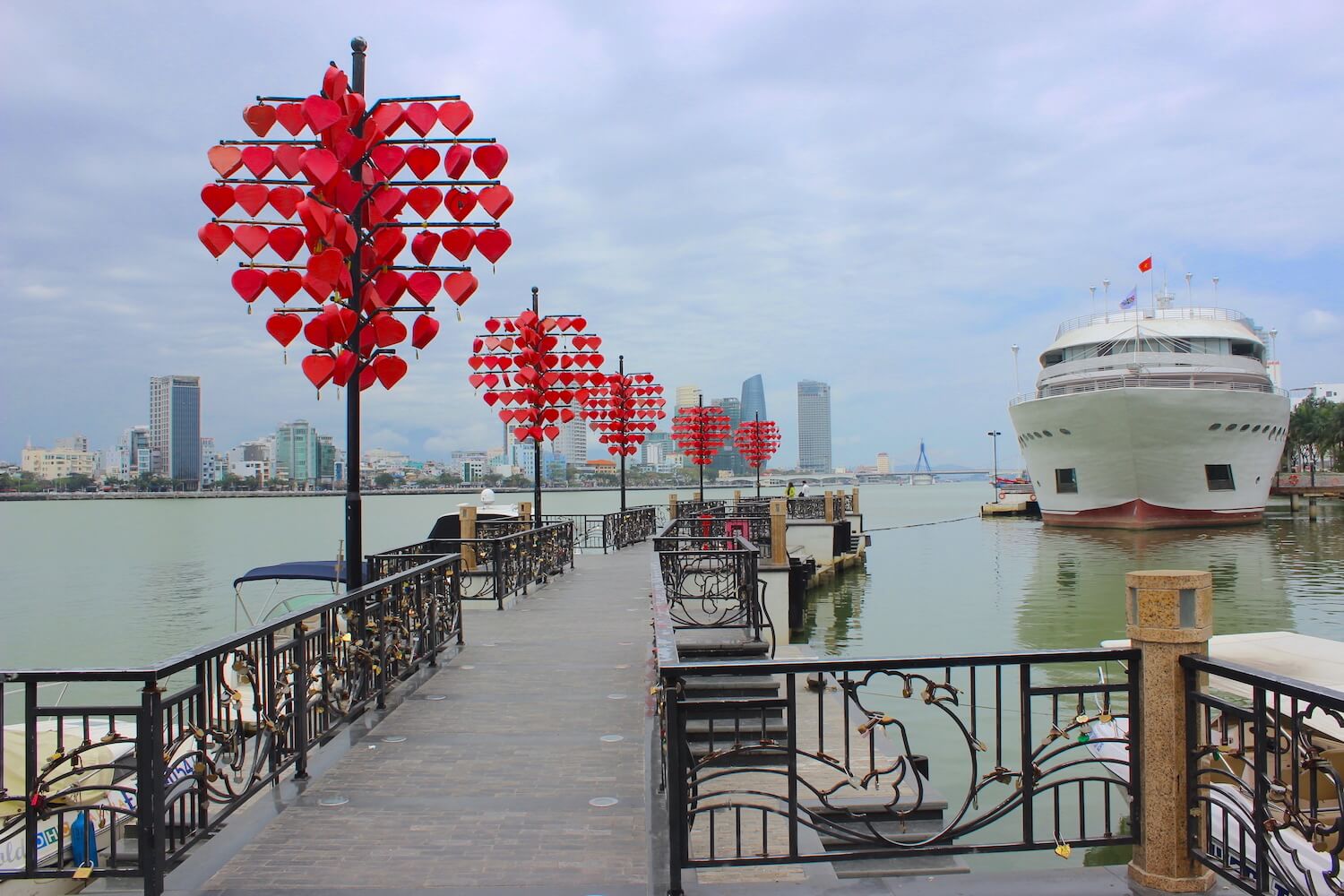 da nang love lock bridge