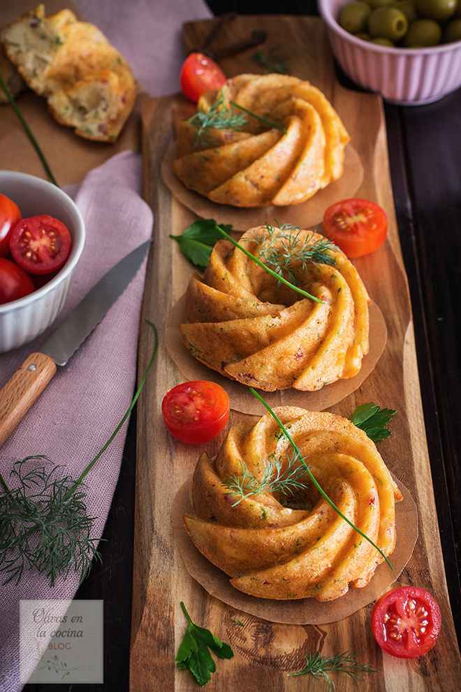 Mini Bundt Cakes con jamón serrano, queso, cebolla y finas hierbas