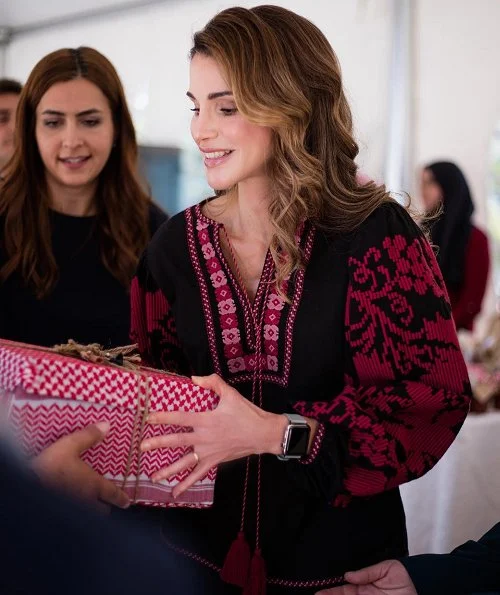 Queen Rania visited the Jordanian Association for Human Development in Jerash. Queen Rania wore Talitha Salma embroidered blouse.