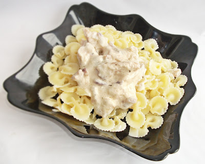 Paste cu piept de pui si sos de smantana cu cascaval