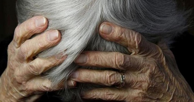 Τρόμος και στη Σαλαμίνα: Ξυλοκόπησαν και λήστεψαν 84χρονη