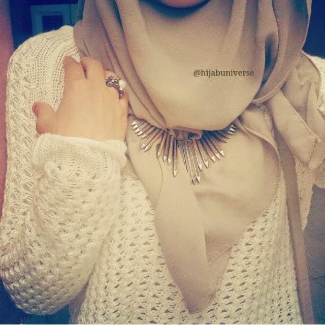 Hijab Vintage how to wear a necklace?