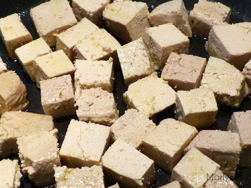Cuisson des cubes de tofu.