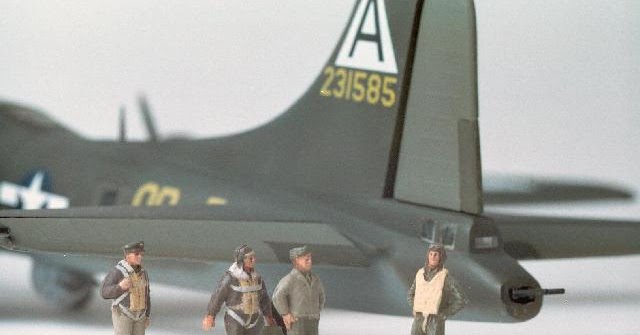 oneseventytwoscale.com: USAF Personnel with B-17 Bomber