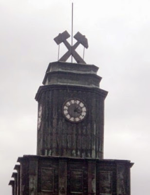 Часовникът на Минната дирекция в Перник, който е един от символите на града, е спрял през тази нощ в 3.05 часа.