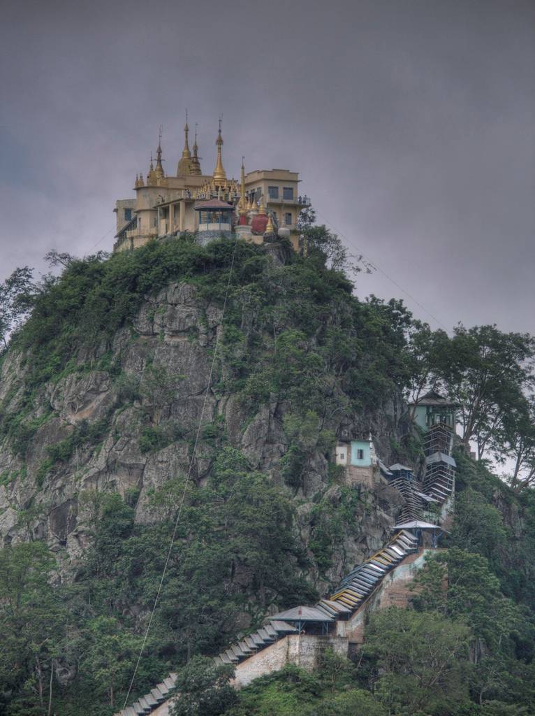 Tu viện Vàng trên núi - độc nhất thế giới.... Taung+Kalat+burma+monastery+volcanic+plug+3