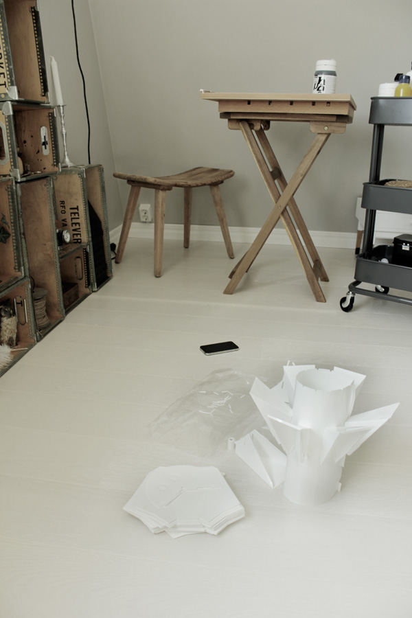 bild på arbetsrummet, vit lampa normann