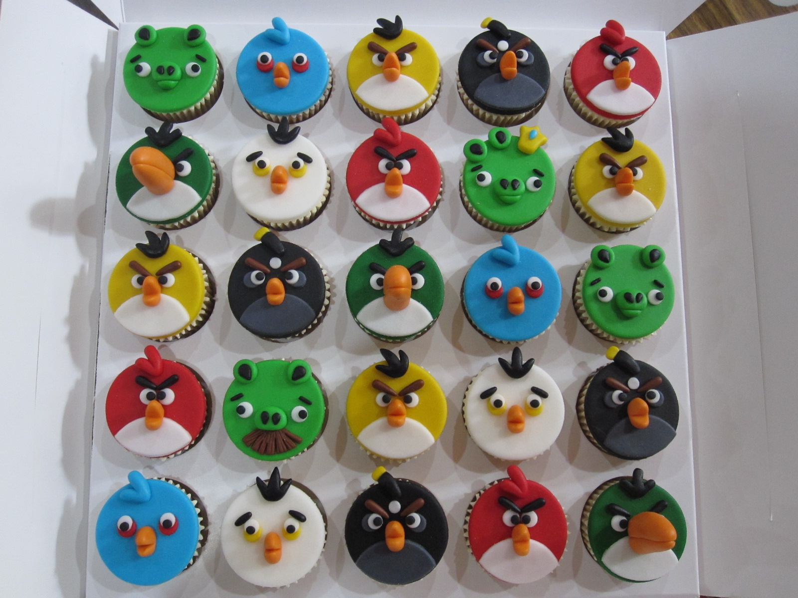 J&amp;#39;s Cakes: Angry Birds Cupcakes