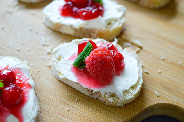 Holiday Appetizer Recipe: Cranberry Bruschetta (with homemade cranberry sauce)