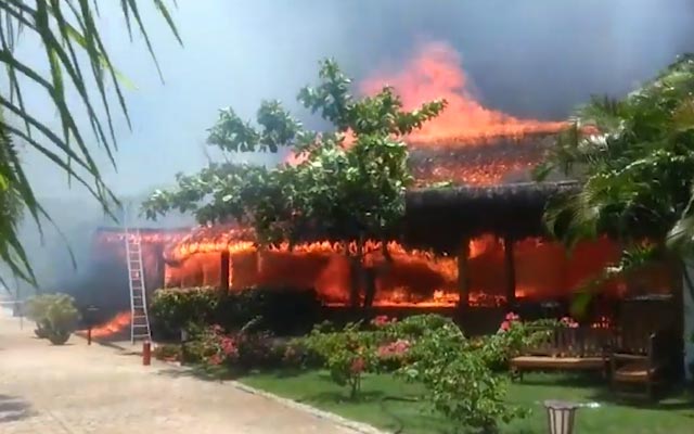 Incêndio destrói parte de hotel em Porto Seguro; veja vídeo