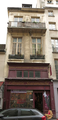 Façade du 154 rue Saint-Martin à Paris, avec balcon à consoles métalliques