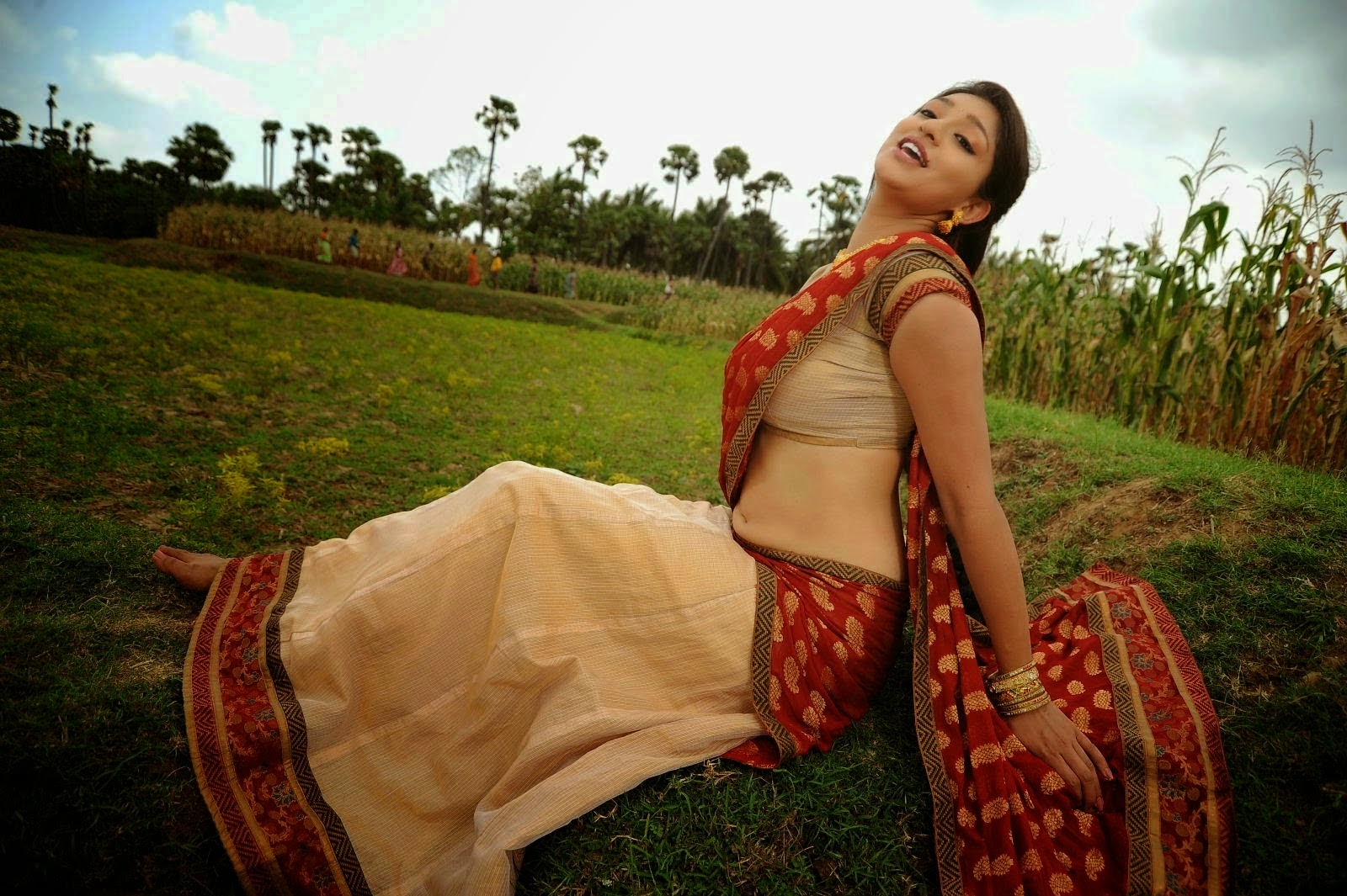 tanvi-vyas-latest-hot-stills-in-saree-to