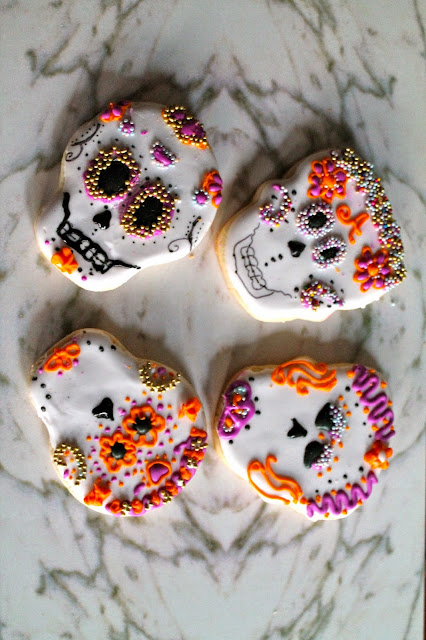 Decorated cookies, cookie decorating videos, trick or treat cookies, cookie decorating tutorials, Day of the dead cookies, galletas del dia de metros, Halloween cookies, trick or treat cookies, latiné cookies, Hispanic heritage month cookies, Latiné traditions,