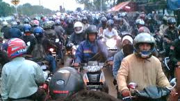 Mengapa banyak orang yang menggunakan motor di banding transpotasi lain 