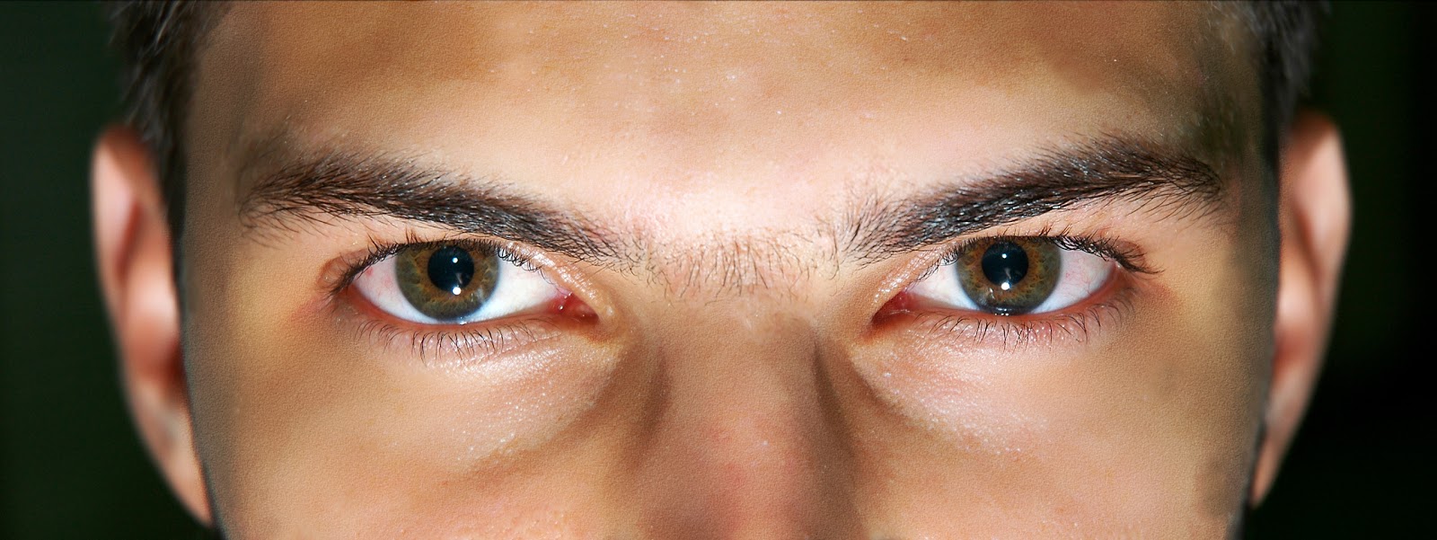 Левый глаз темнее правого. Карие глаза мужские. Глаза мужские. Темно карие глаза мужские. Темные глаза мужские.