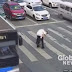 Policial coloca idoso nas costas para ajudá-lo a atravessar rua e vídeo viraliza