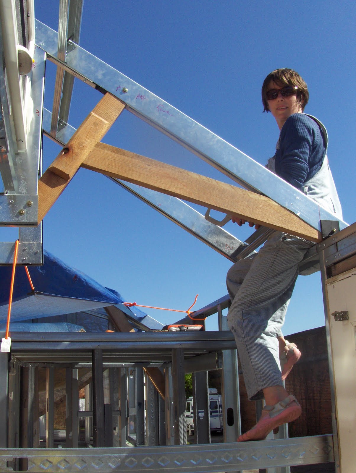 Building a Homemade Solar Powered Travel Trailer From the ground up! Assmebling the roof