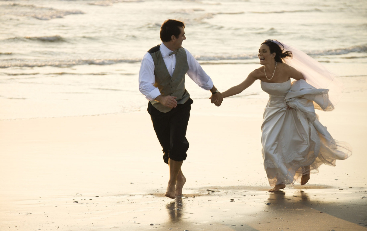 Самый большой романтик. Свадьба на берегу моря. Счастливые отношения свадьба. Свадебные пары. Мужчина и женщина свадьба море.