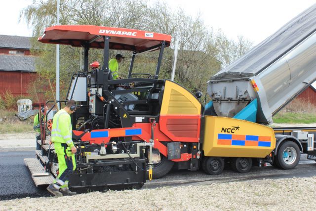 Alma de herrero: Maquinaria para el asfaltado DYNAPAC