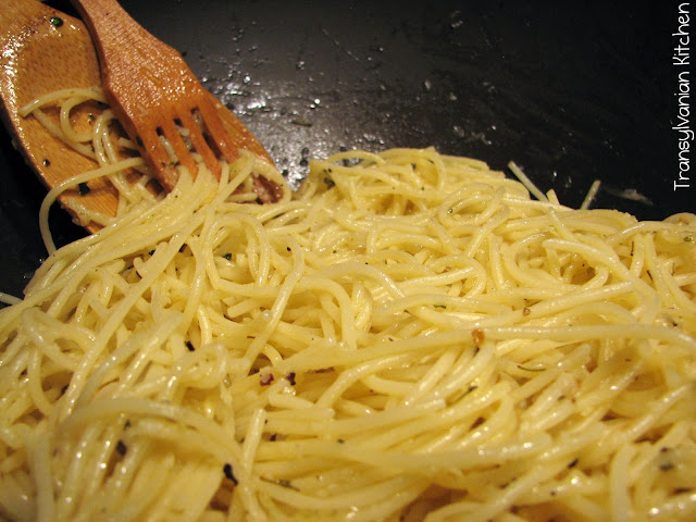 Spaghete simple cu usturoi și busuioc