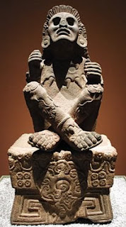 Xochipilli de piedra con papalotl 