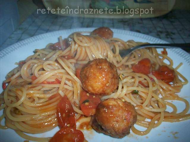 Spaghetti cu chiftele şi sos de roşii