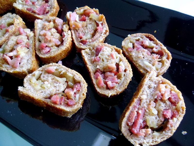 Gourmande ou passionnée...: Pain roulé aux lardons et échalotes