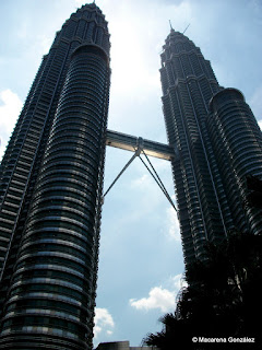 LAS TORRES PETRONAS Y LA TORRE MENARA, ICONOS DE KUALA LUMPUR. MALASIA