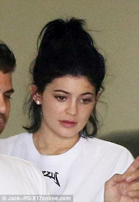 Kylie Jenner steps out with her natural hair and no make up...and ...
