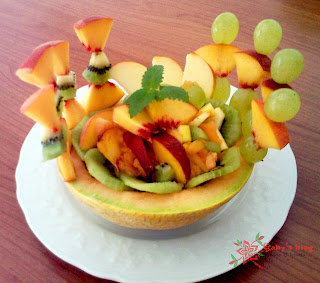 fructe în coș de pepene galben