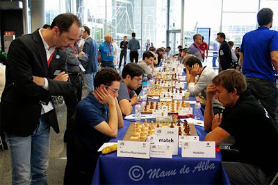 Coupe d'Europe des clubs d'échecs : Topalov regardant le duel Caruana-Karjakin du match Obiettivo vs. Malakhite 