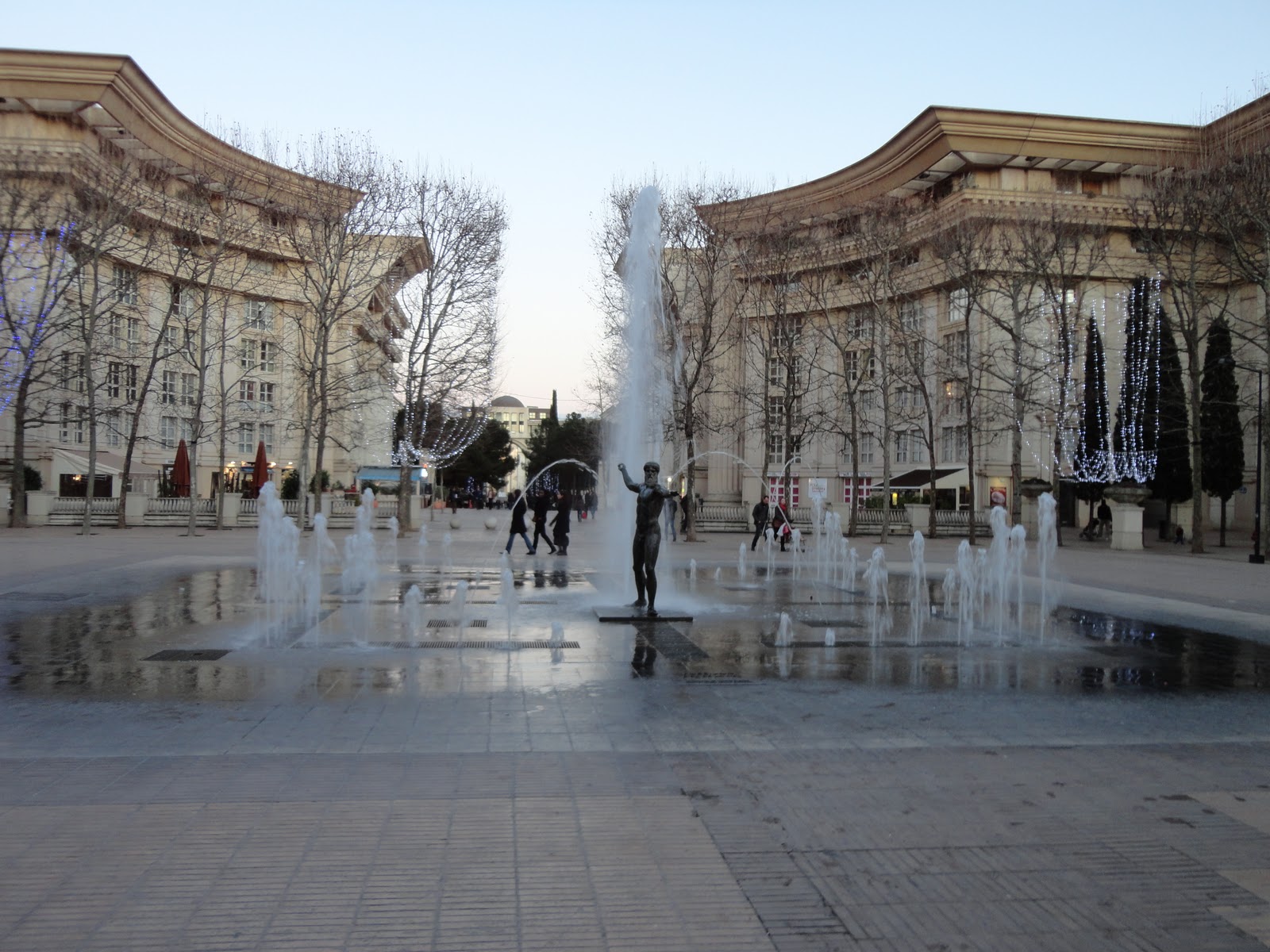 Les plaisirs de Loïc: Fontaine place du Nombre d'Or à Montpellier