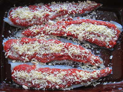 Рыба запеченная под соусом из красного перца