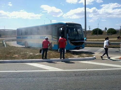 Em Conquista ônibus da Novo Horizonte começa a pegar fogo e assusta passageiros