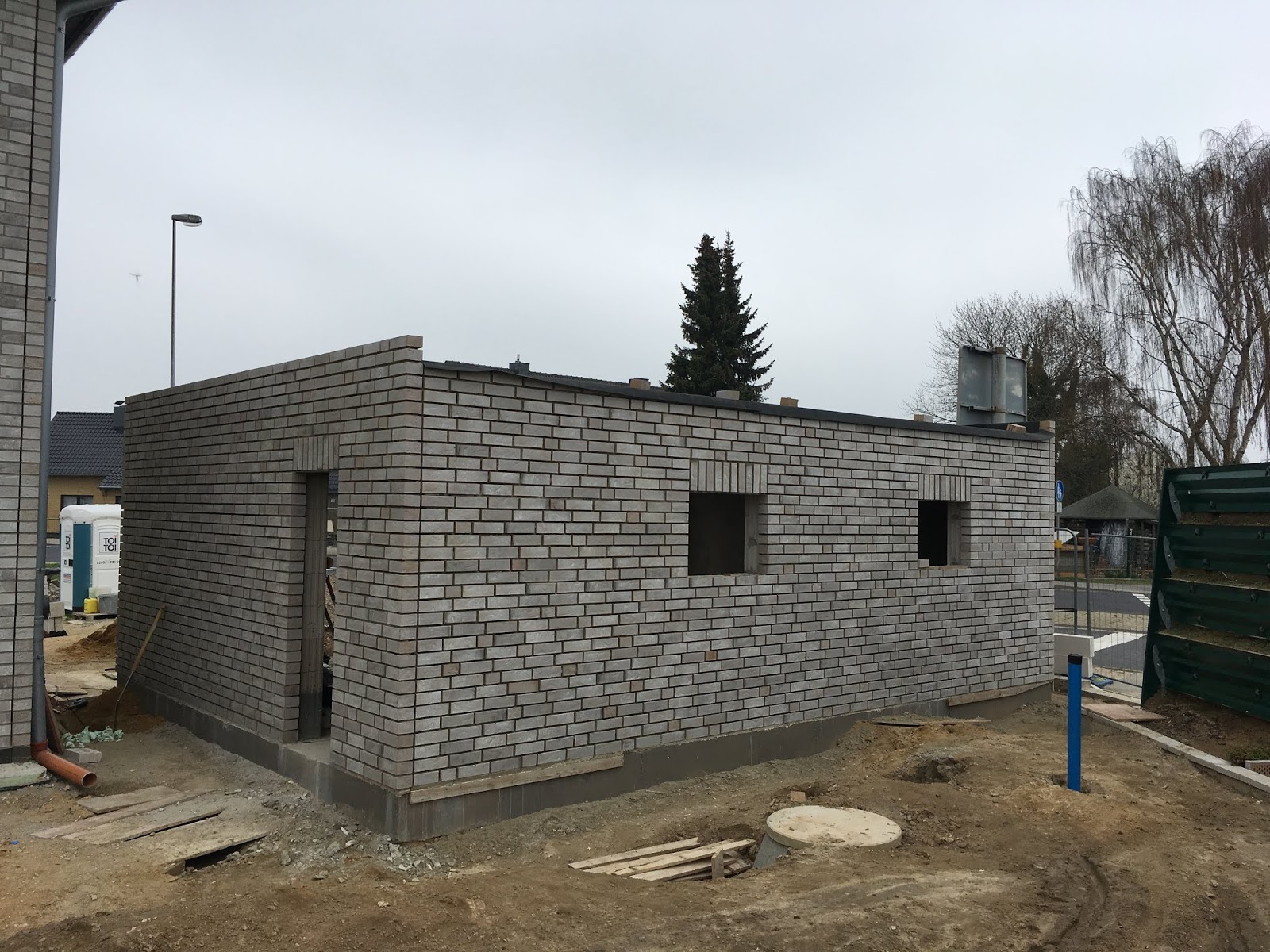 Hausbau Nadine, Max & Alex: Klinkerarbeiten Garage fertig, Verputzen in