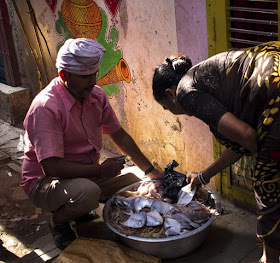 fish vendoor, door to door salesman, kumbharwada, dharavi, mumbai, india, street photography, streetphoto, 