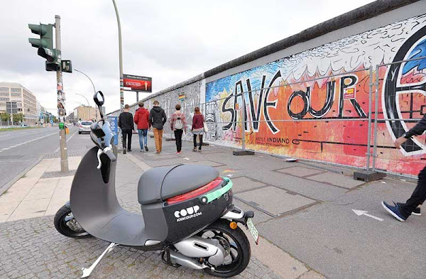 在柏林,Gogoro借還車都沒有固定點,採「隨處借、隨處還」模式。圖/讀者提供 在柏林,Gogoro借還車都沒有固定點,採「隨處借、隨處還」模式。圖/讀者提供