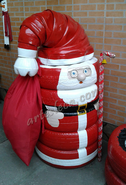 Papai Noel todo feito de pneus