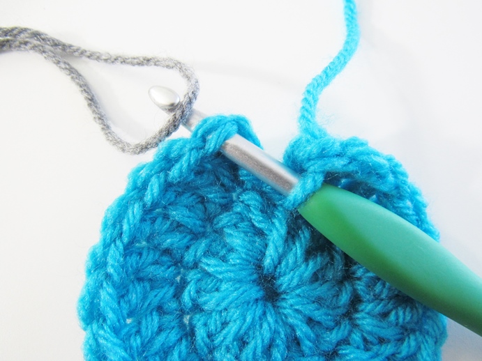 How to Seamlessly Change Colors When Crocheting in The Round Crochet