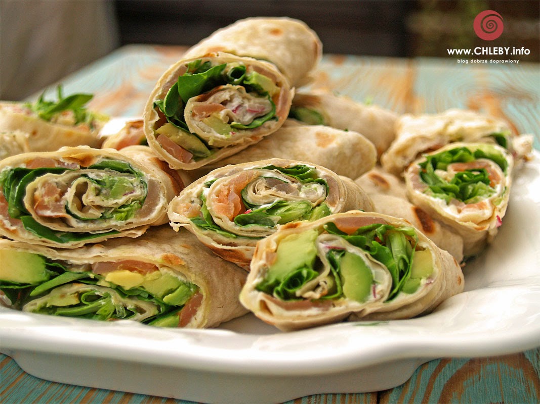 Roladki z tortilli z awokado i wędzonym łososiem
