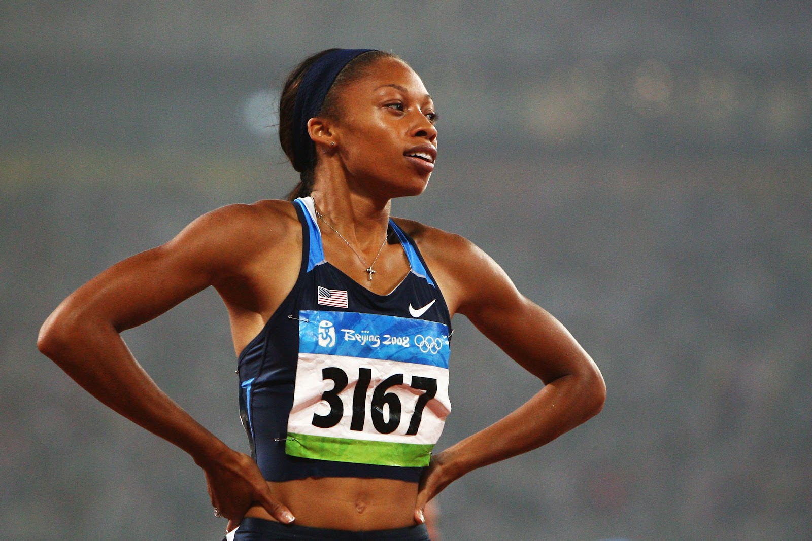 Первой спортсменкой. Эллисон Феликс бег. Олимпийская чемпионка в беге на 200м. Чемпионка мира по лёгкой атлетике американка. Феликс занимается спортом.